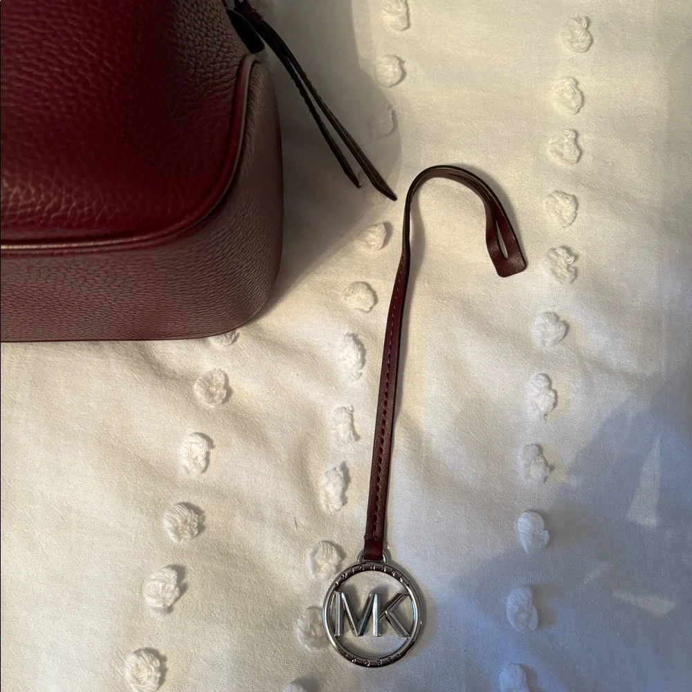 Michael Kors Kelsey Tote - Picture 3 of 8